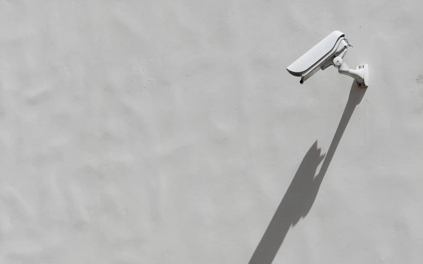 Caméra de surveillance fixée sur une façade claire