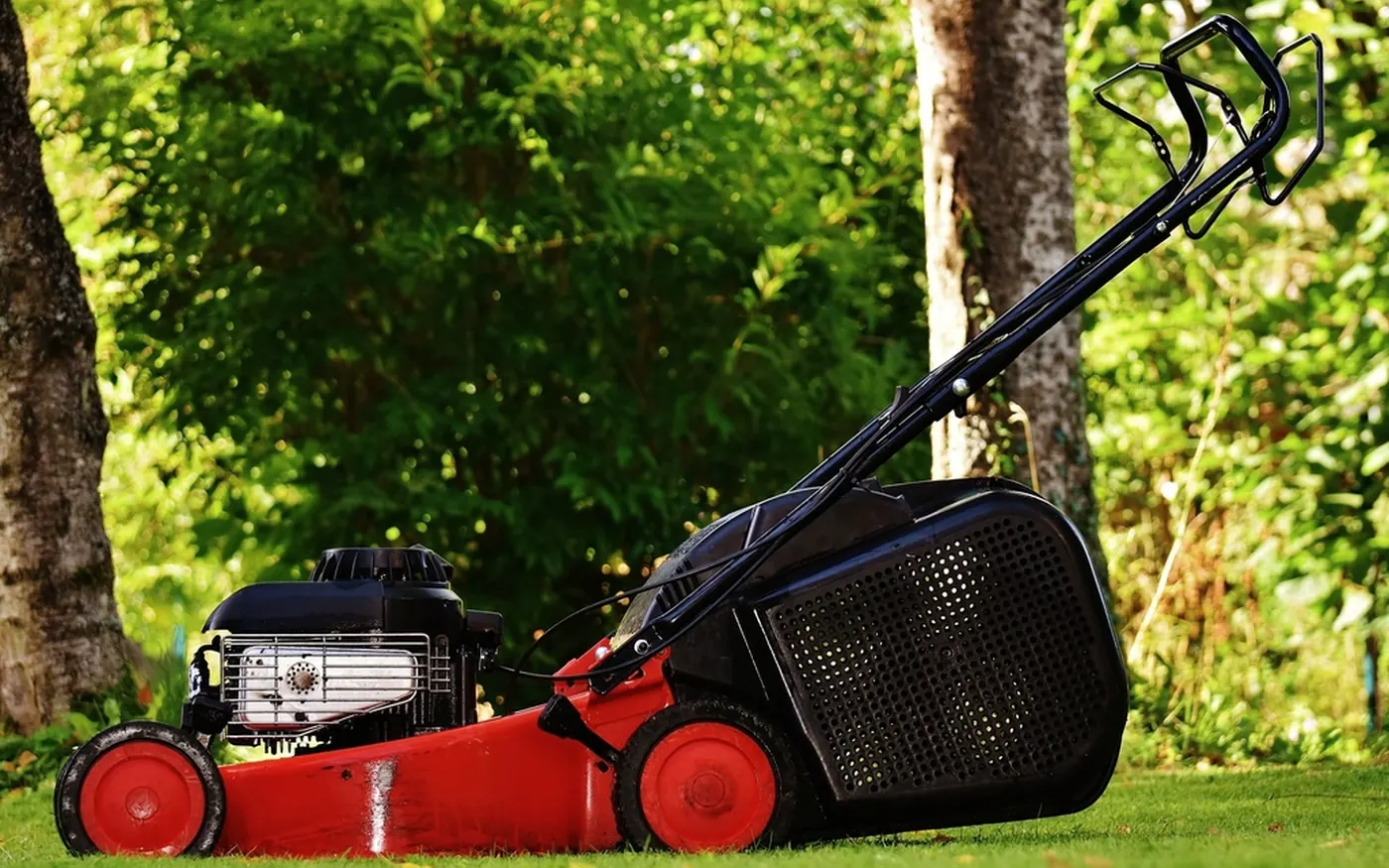 Tondeuse à gazon sur une pelouse fraîchement tondue