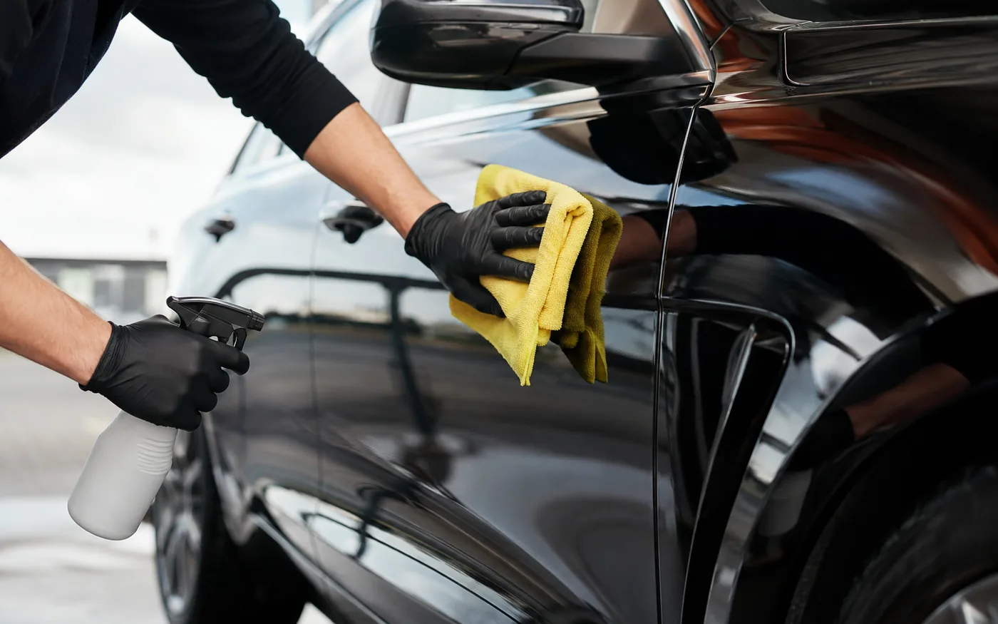 Lustrage à la microfibre d’une carrosserie noire par HKA Services